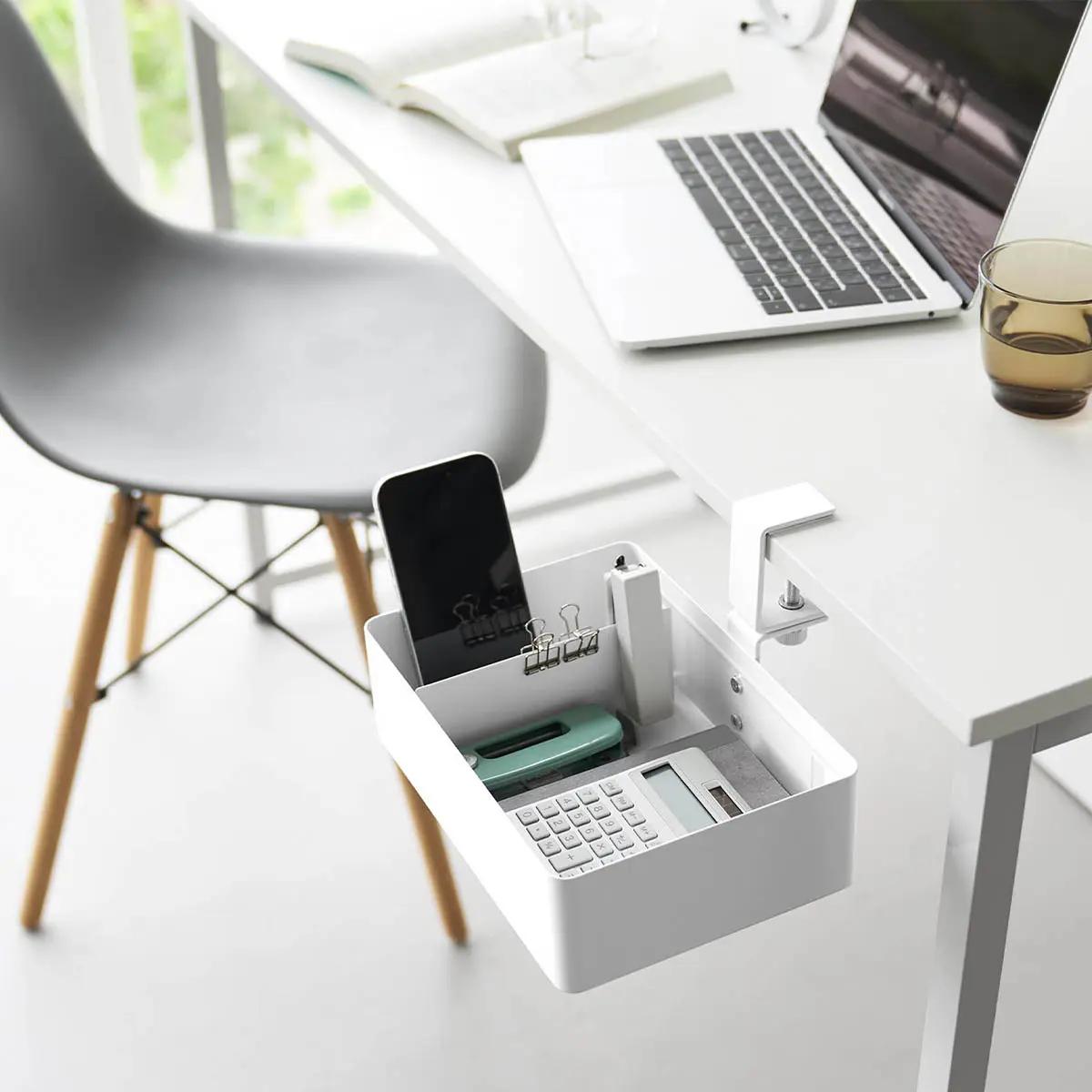 山崎実業「​​テーブル横回転収納ラック タワー 仕切り付き」をデスクに設置した様子