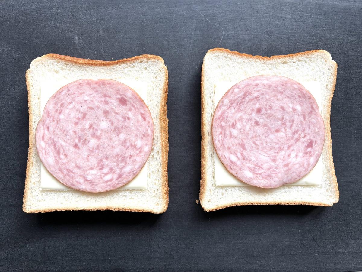 3COINS「KITINTO電子レンジ用ハーフホットサンドメーカー」