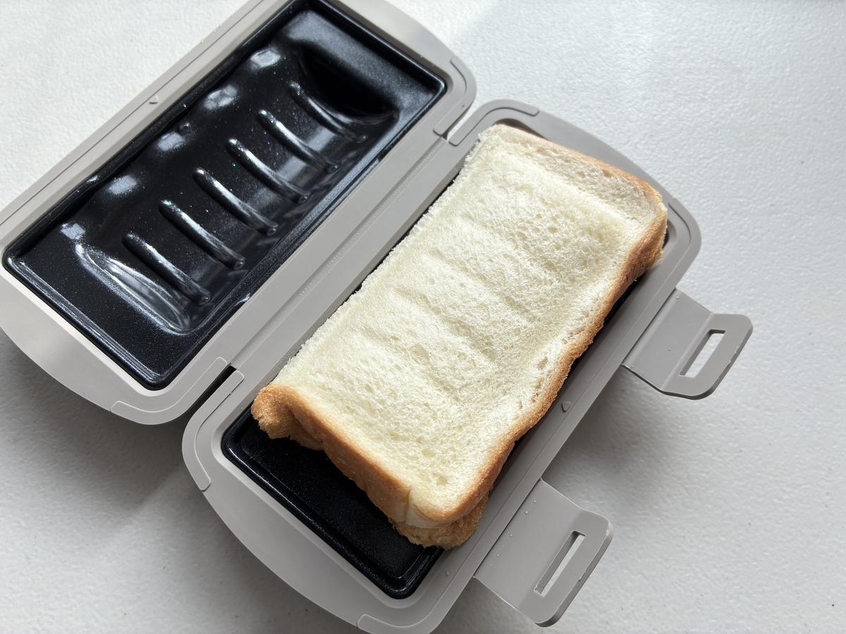 3COINS「KITINTO電子レンジ用ハーフホットサンドメーカー」