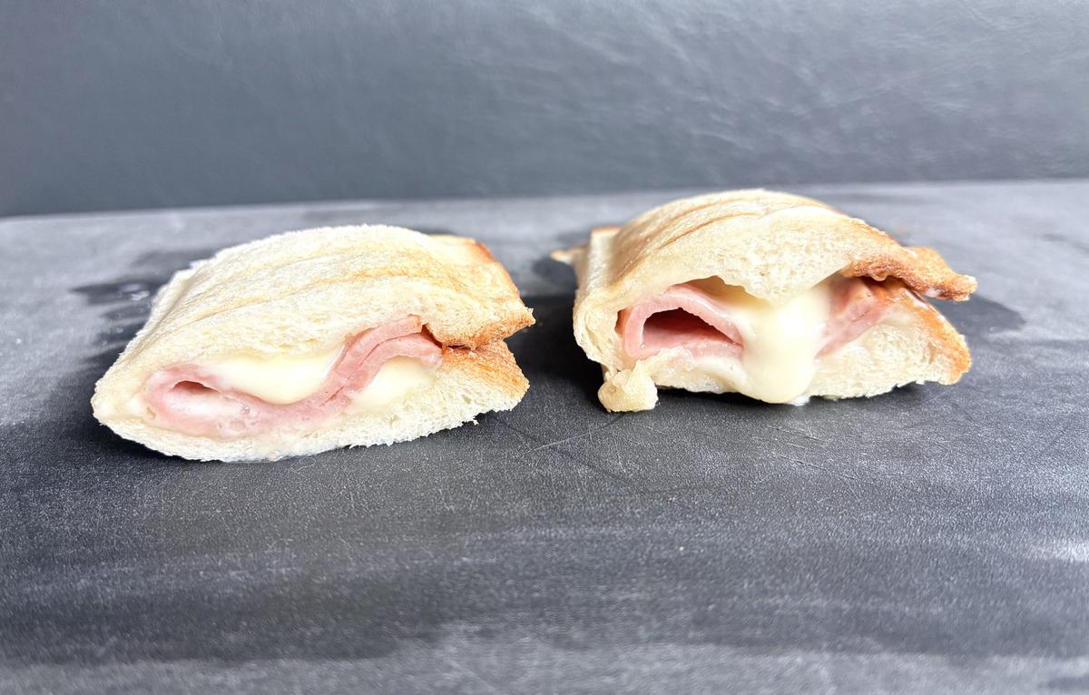 3COINS「KITINTO電子レンジ用ハーフホットサンドメーカー」