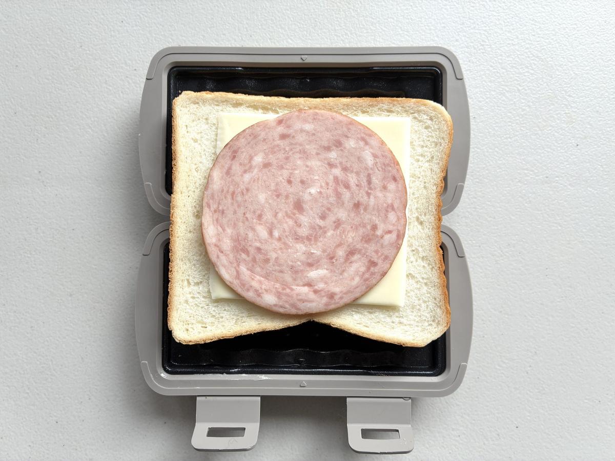 3COINS「KITINTO電子レンジ用ハーフホットサンドメーカー」