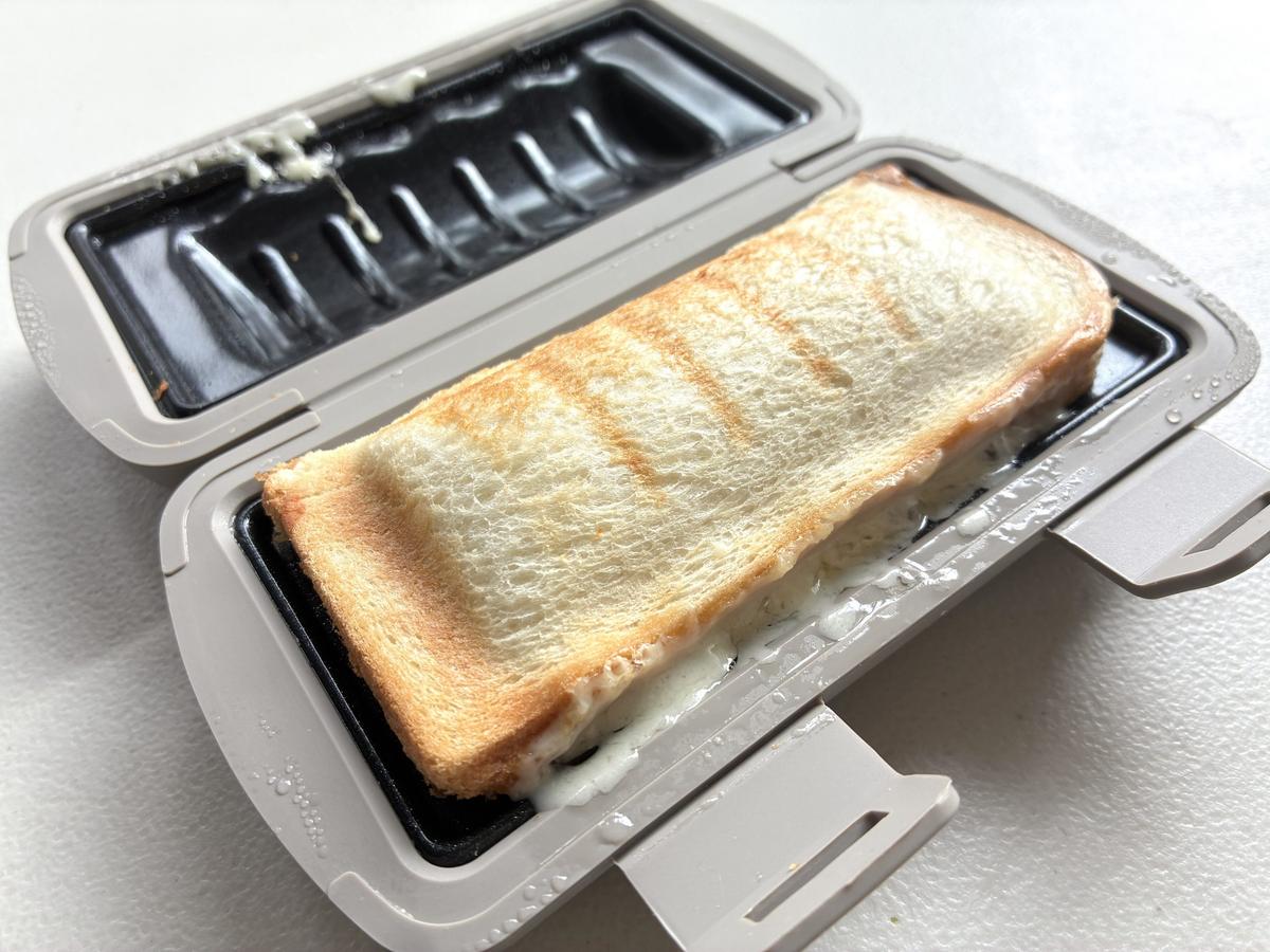 3COINS「KITINTO電子レンジ用ハーフホットサンドメーカー」