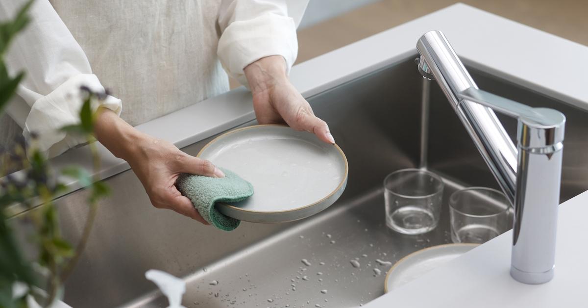 マーナ「水ピカ キッチンスポンジ 薄型」の使用イメージ