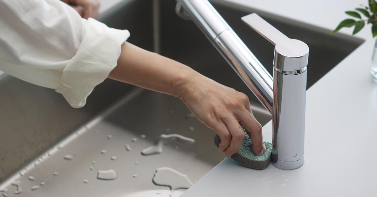 マーナ「水ピカ ミニスポンジ 2個入り」の使用イメージ