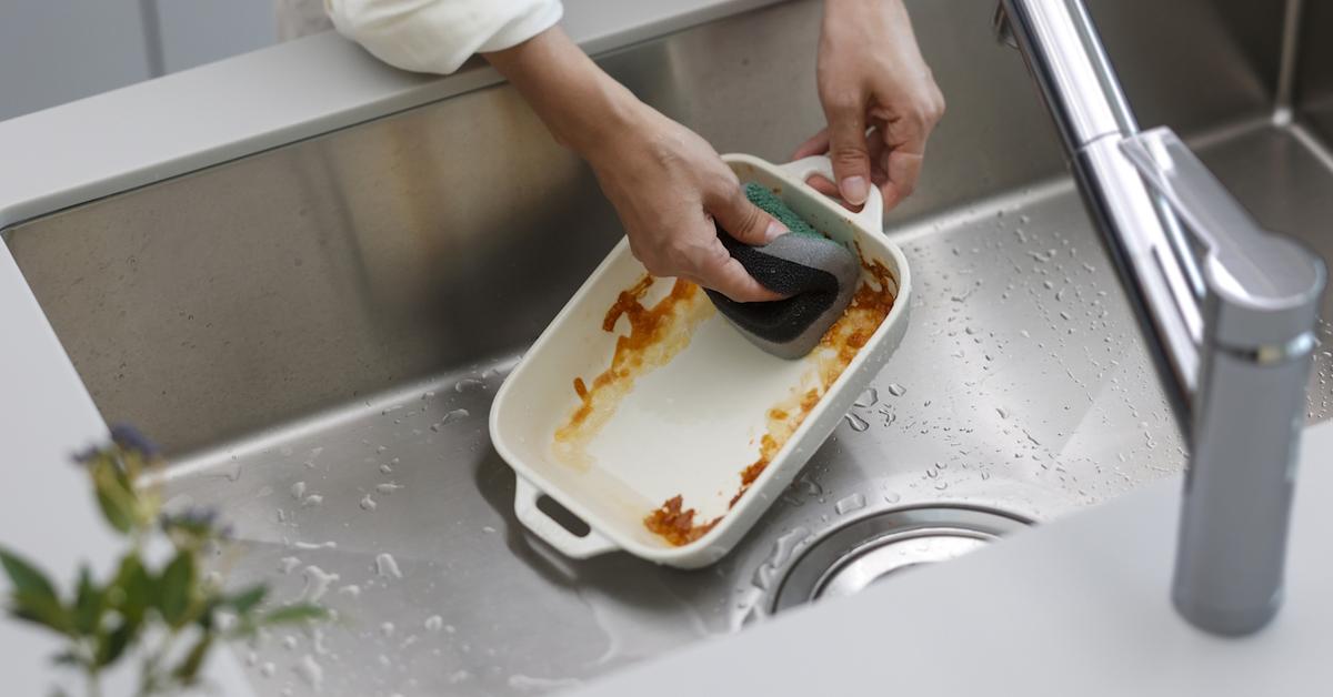 マーナ「水ピカ キッチンスポンジ 3層」の使用イメージ