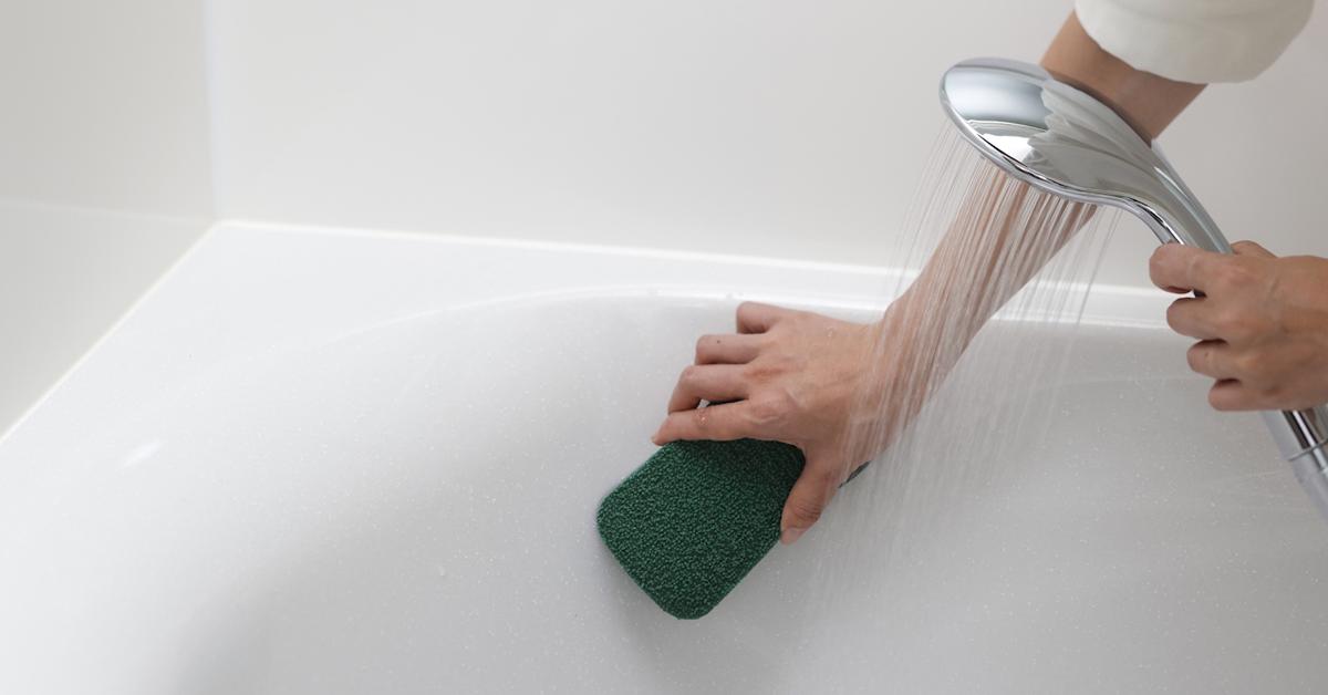 マーナ「水ピカ バススポンジ」の使用イメージ