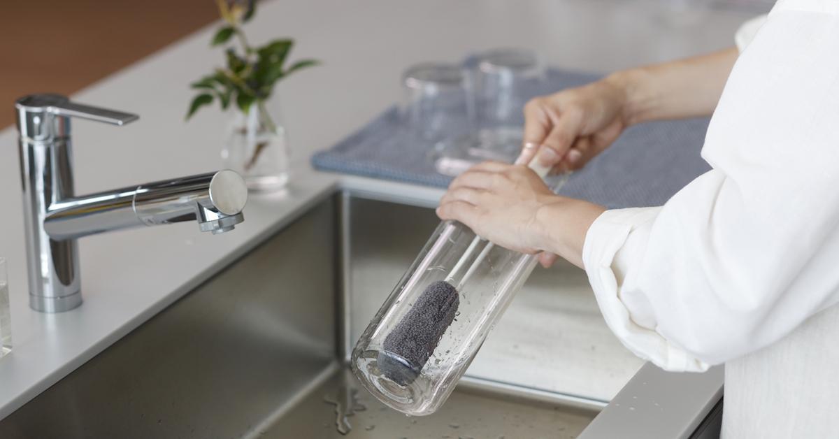 マーナ「水ピカ ボトル洗いスポンジ」の使用イメージ