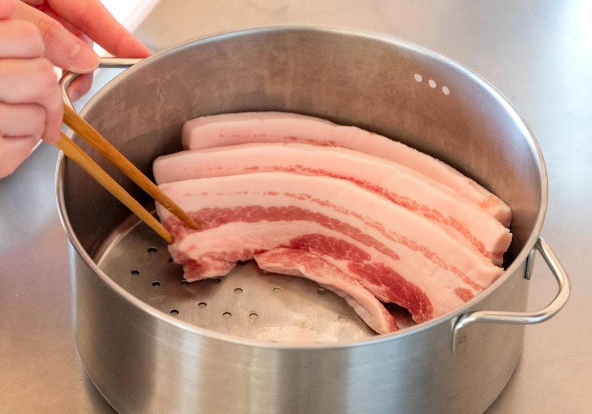 ステンレスせいろに豚バラブロックをのせているところ