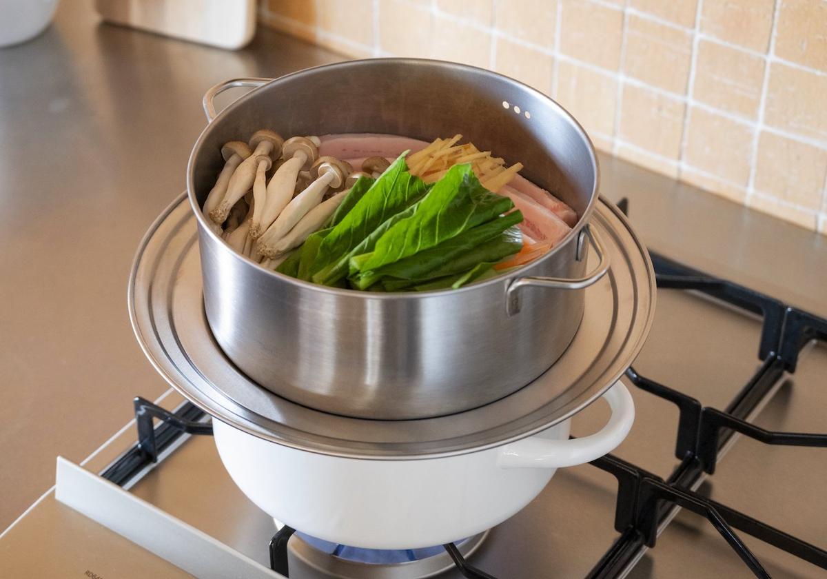 ステンレスセイロでポッサムをつくっているところ