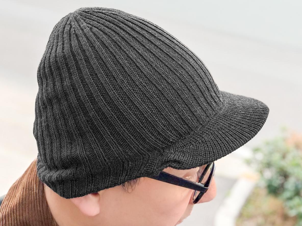 モンベルのこのニット帽、実は「顔」まで防寒できるんです。風が強い日