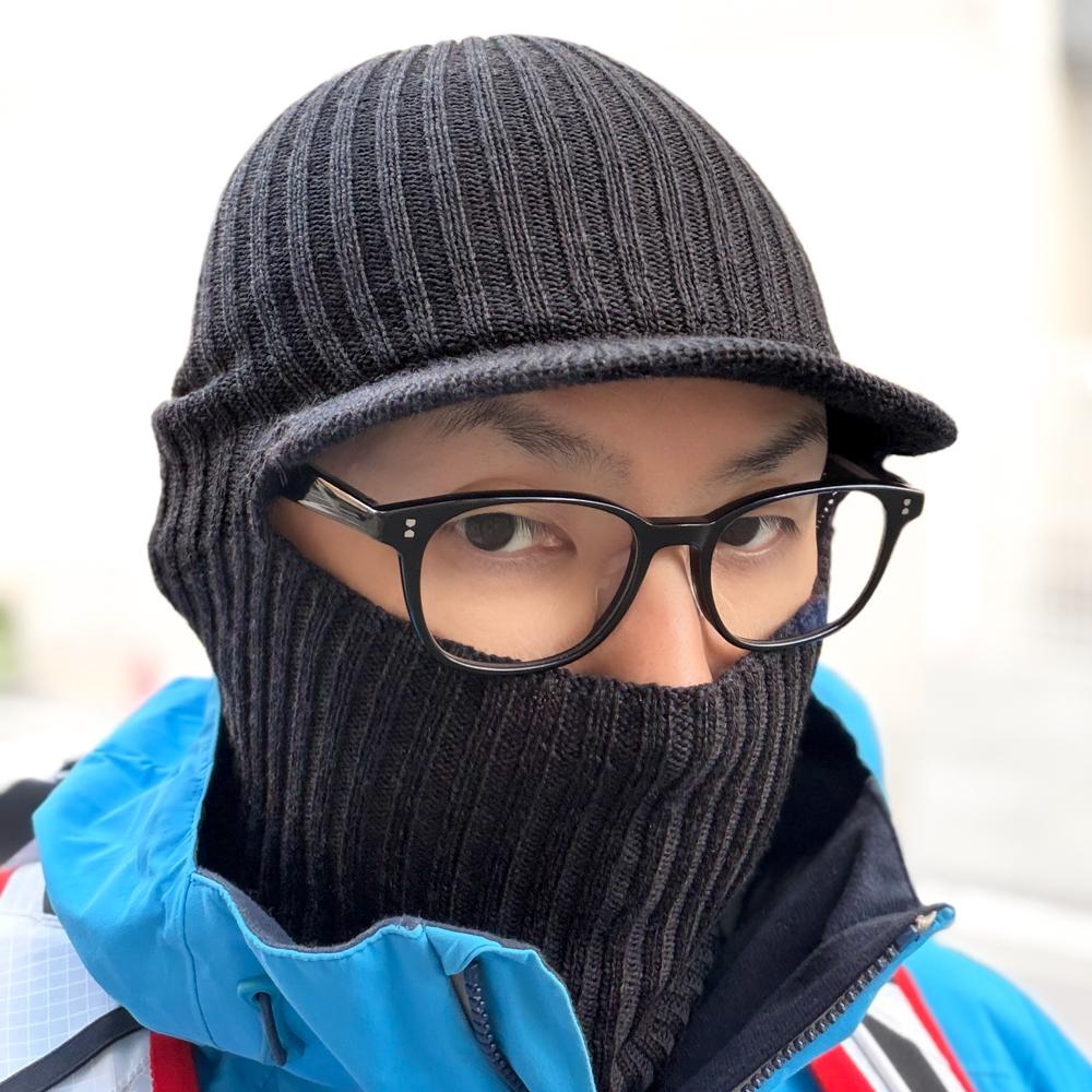 モンベルのこのニット帽、実は「顔」まで防寒できるんです。風が強い日