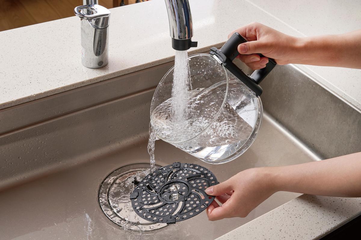 ニトリの「ノンオイルフライヤー」を洗っているいるところ