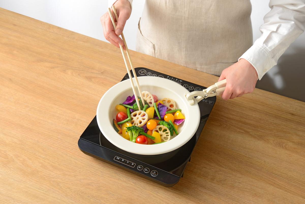 和平フレイズの「Hetta! IH対応セラミックお皿パン」で料理を作っているところ