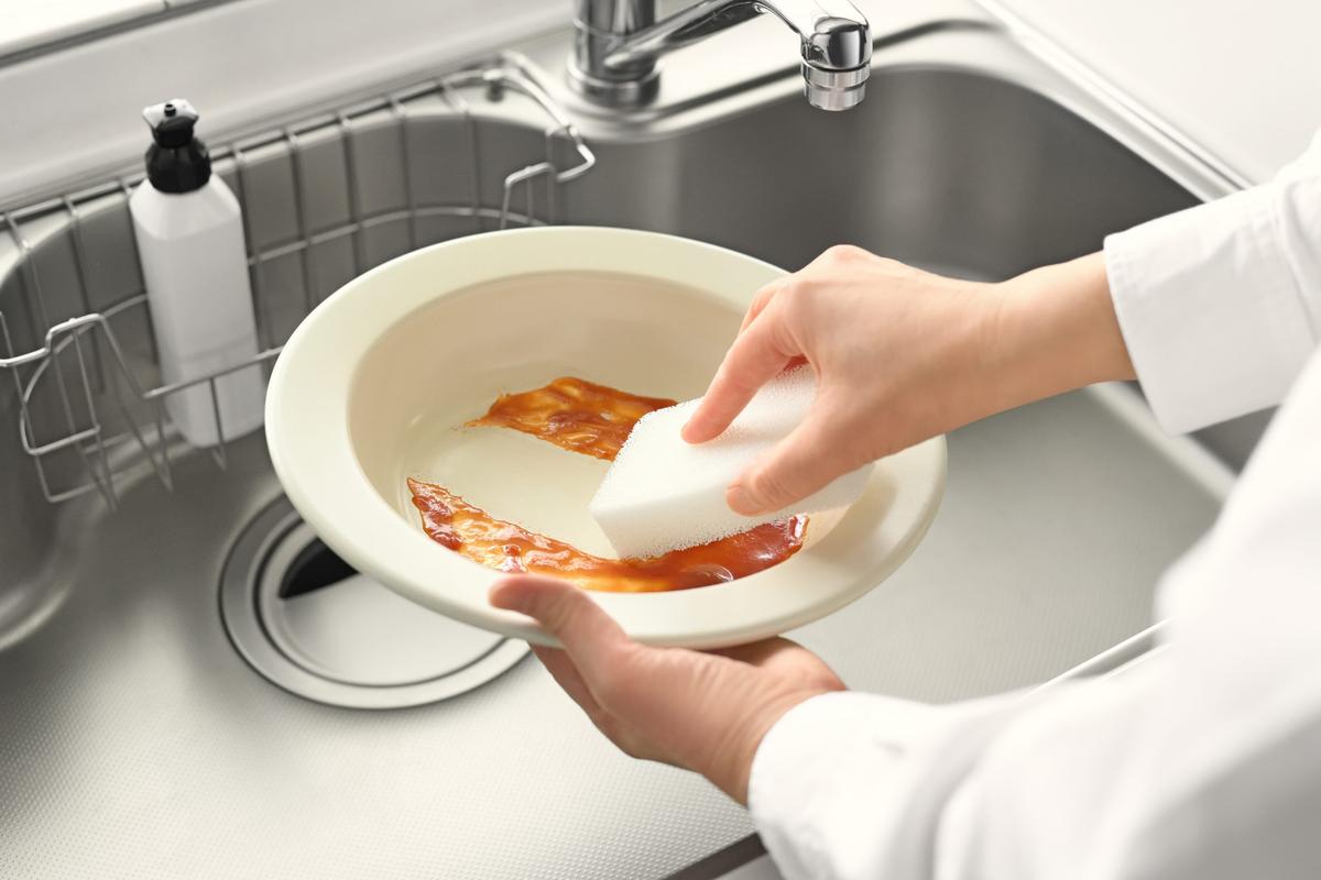 和平フレイズの「Hetta! IH対応セラミックお皿パン」を洗っている様子