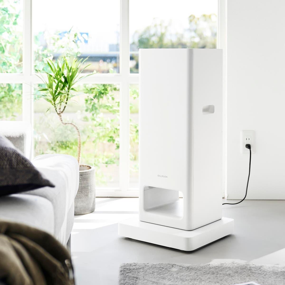 山崎実業の「収納付きスチール台車 タワー」の上に家電を置いているリビングの風景