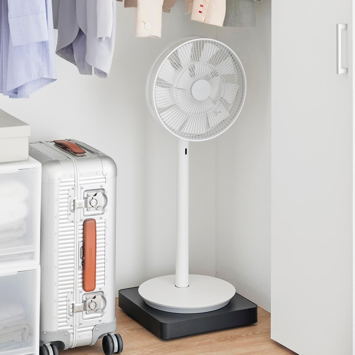 山崎実業の「収納付きスチール台車 タワー」ごと扇風機をクローゼットにしまったところ