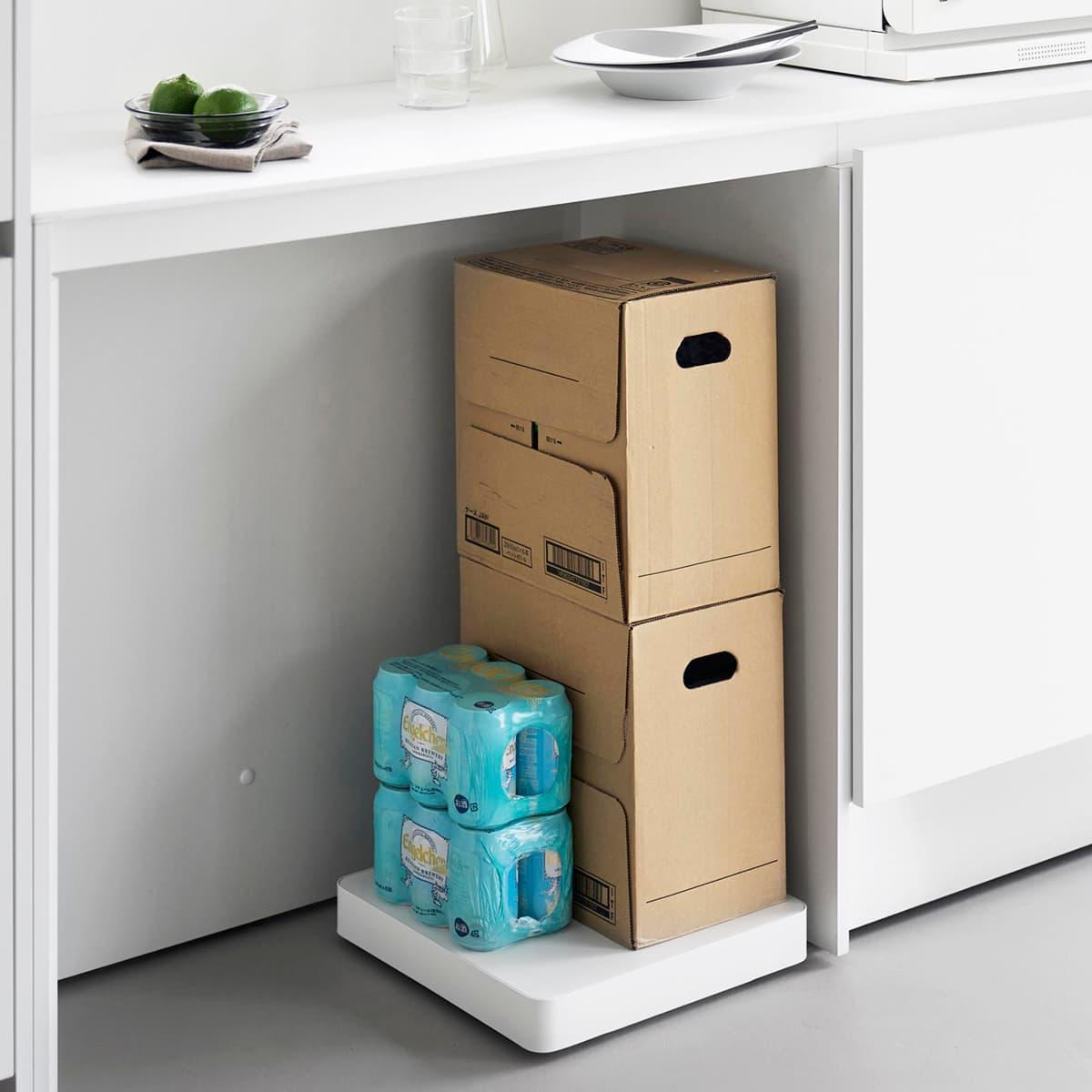 山崎実業の「収納付きスチール台車 タワー」に水やお酒をのせて収納している様子