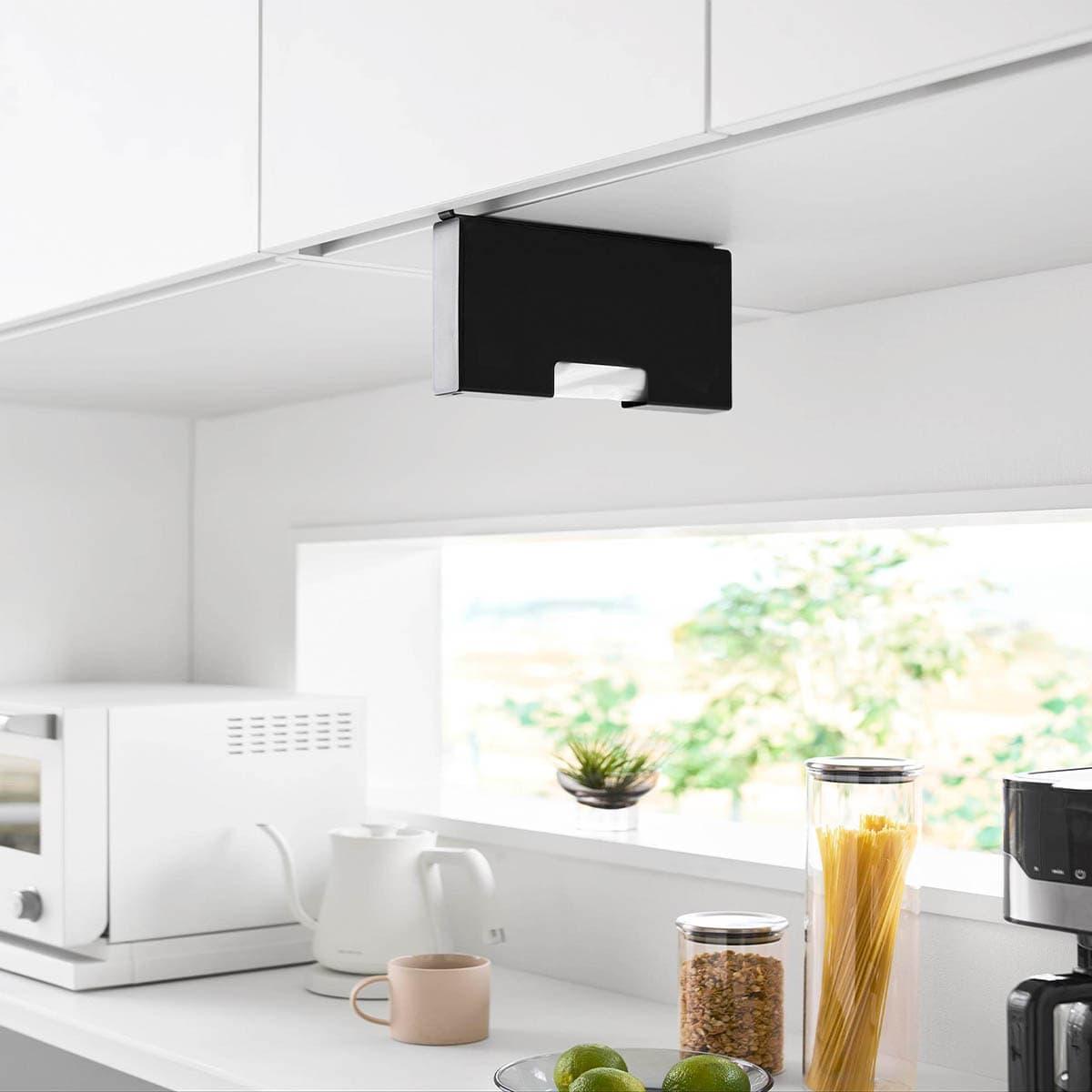 山崎実業の 「戸棚下ポリ袋収納ホルダー タワー スリム S」のブラックを設置したキッチンの様子