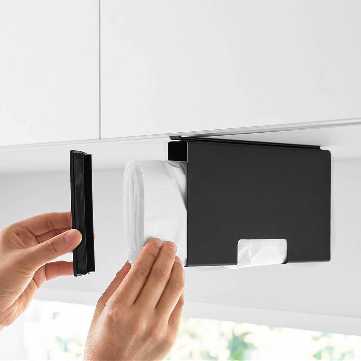 山崎実業の 「戸棚下ポリ袋収納ホルダー タワー スリム S」のブラックにポリ袋を補充しているところ