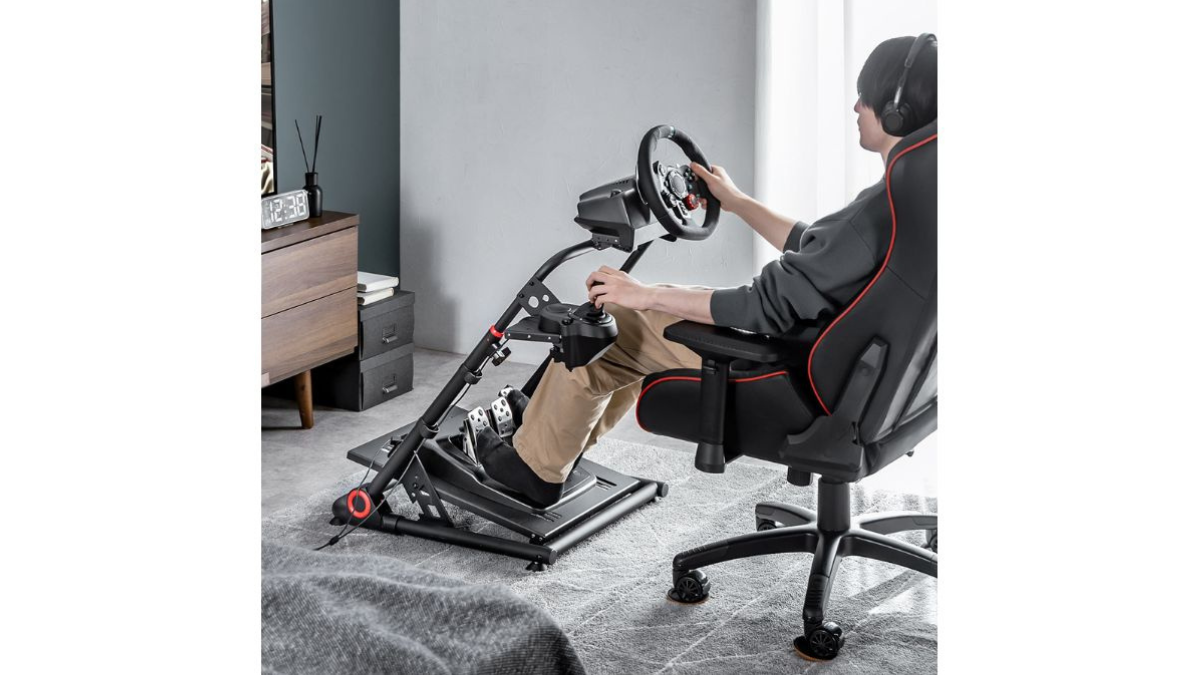重厚にしてコンパクト。本気のレーシングゲームができる「コックピット 