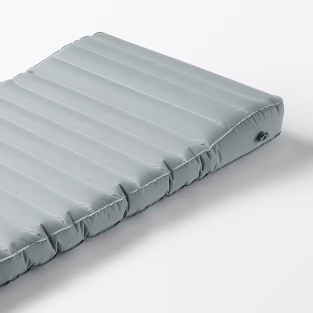 頭側は高くなっています