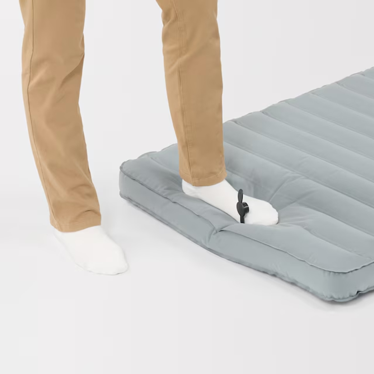 足で踏んで膨らませているところ