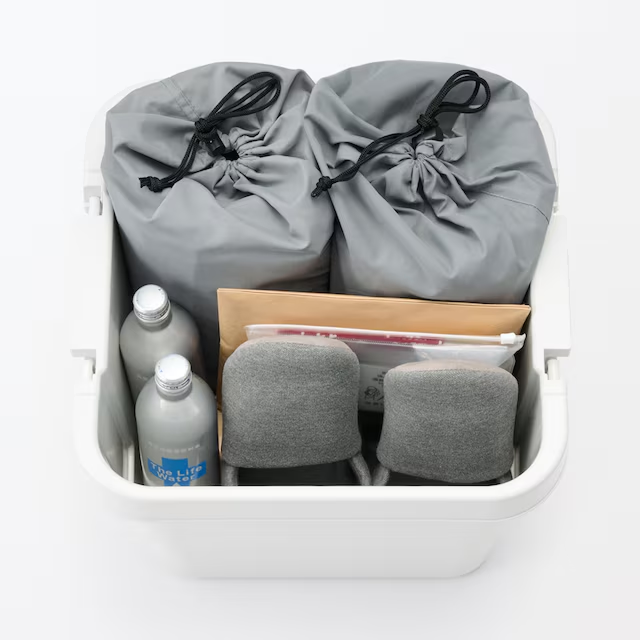 防災ボックスに入れている様子