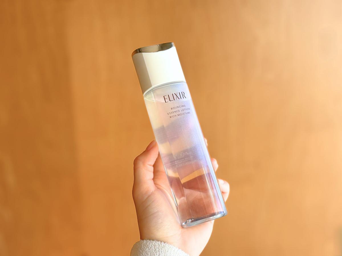 エリクシール「リフトモイスト ローション ba（しっとりタイプ）を手に持つ様子