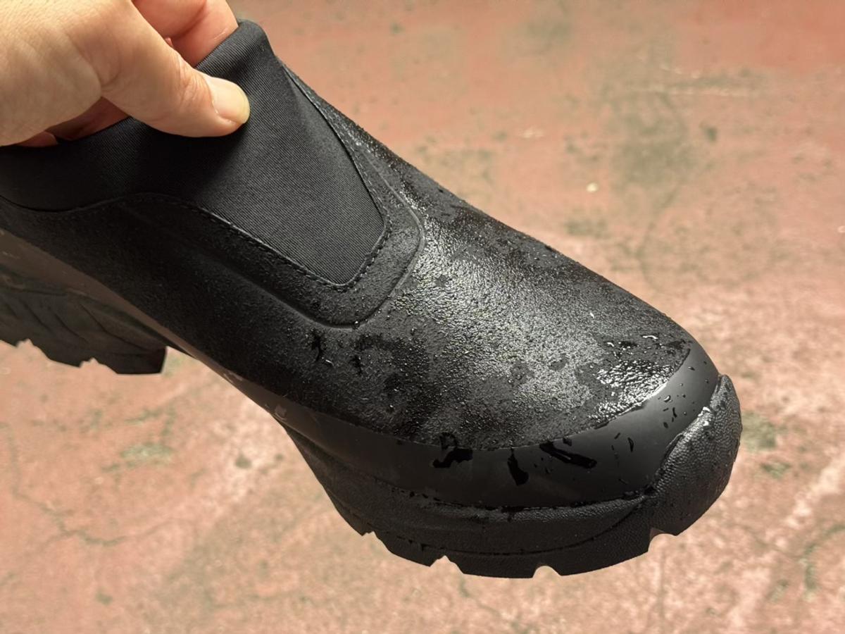 ワークマン「防水シューズフィールドプレジャー」2500円（税込み）
