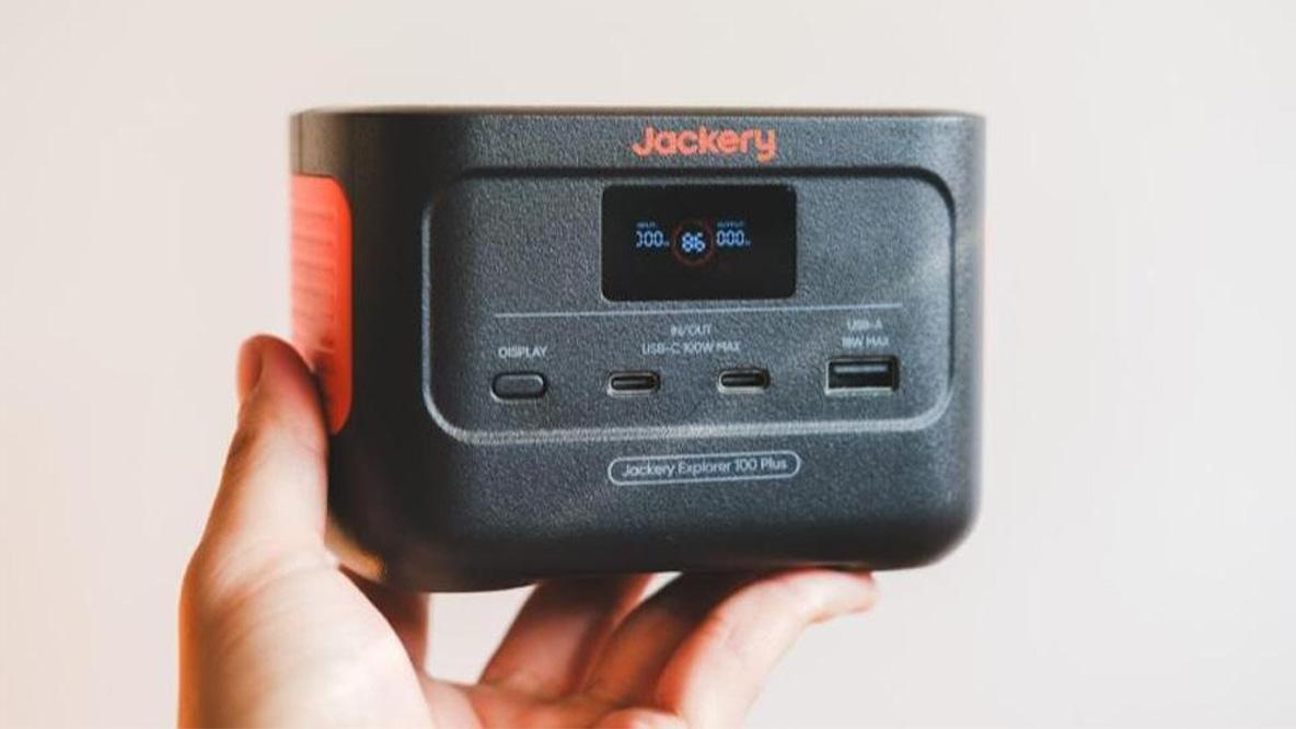 手のひらサイズの「Jackery」が超優秀だった！1万円ちょっとでスマホ8
