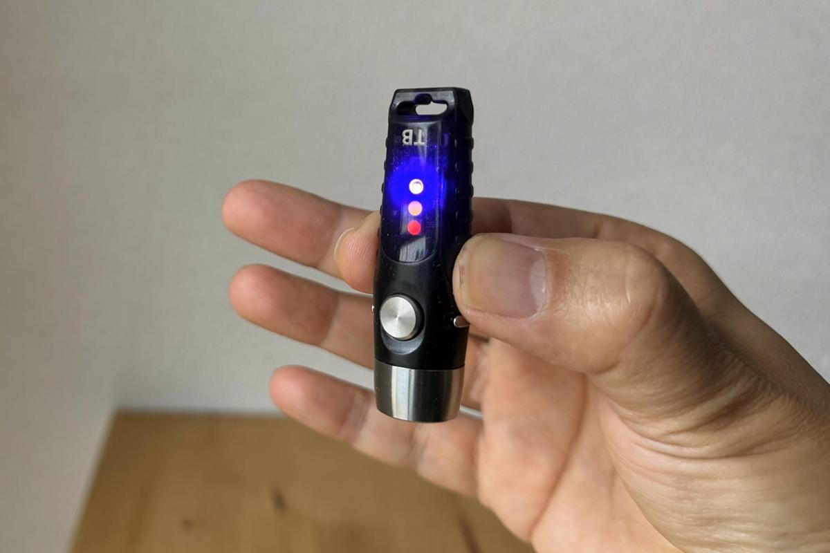 このLEDミニライトなら100m先まで明るい。UVライトやストロボモードも
