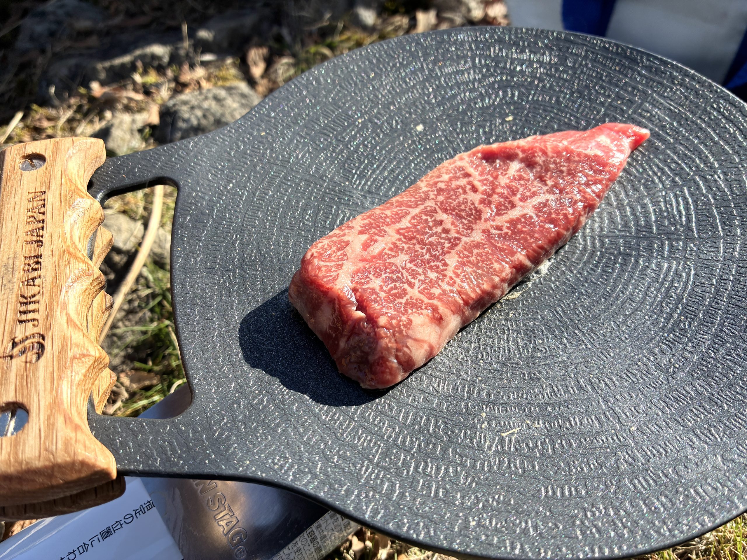 外で「目玉焼き」や「ステーキ肉」を多幸に頬張る。油不要の“マルチ