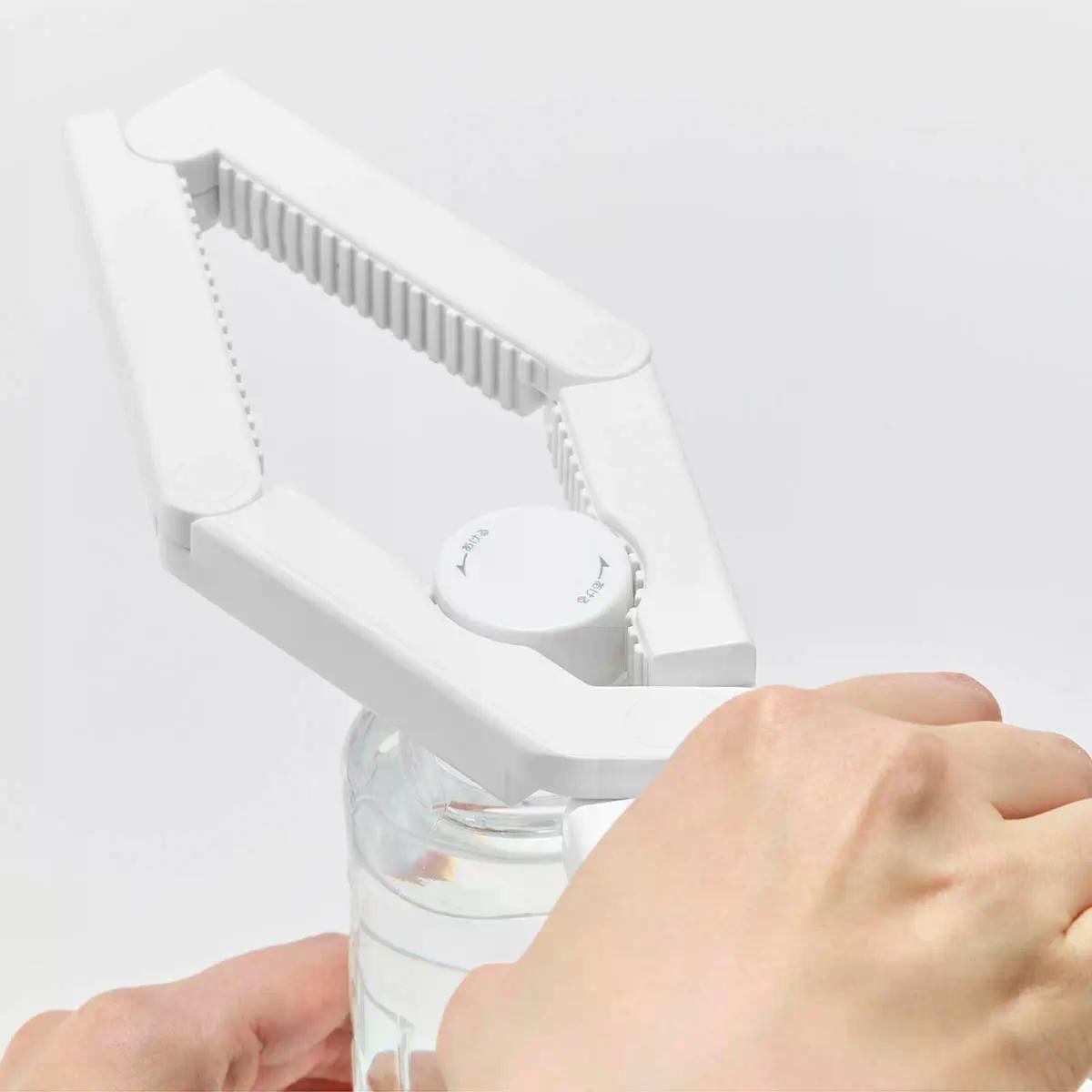 山崎実業「軽い力で開けられるマグネットキャップオープナー タワー」でペットボトルのフタを開ける様子