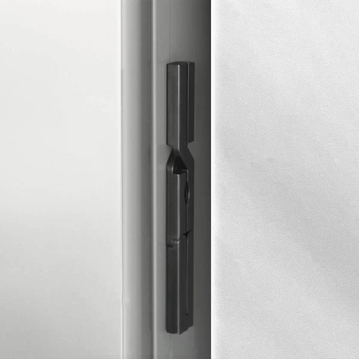 山崎実業「軽い力で開けられるマグネットキャップオープナー タワー」を冷蔵庫横につけた様子