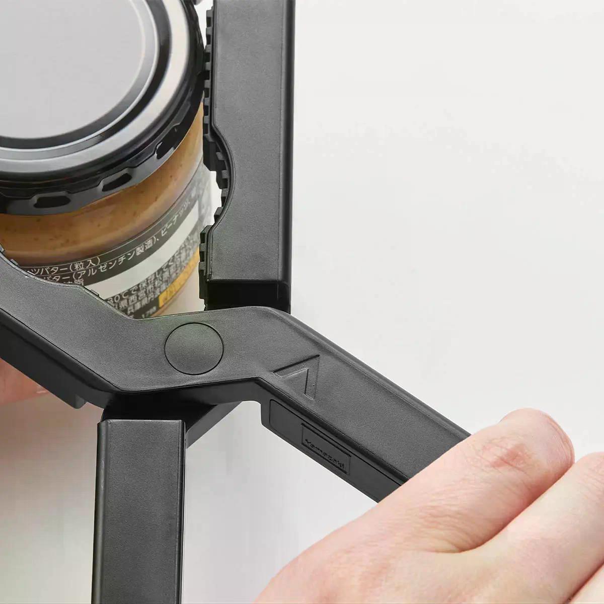 山崎実業「軽い力で開けられるマグネットキャップオープナー タワー」の開封方向のマーク