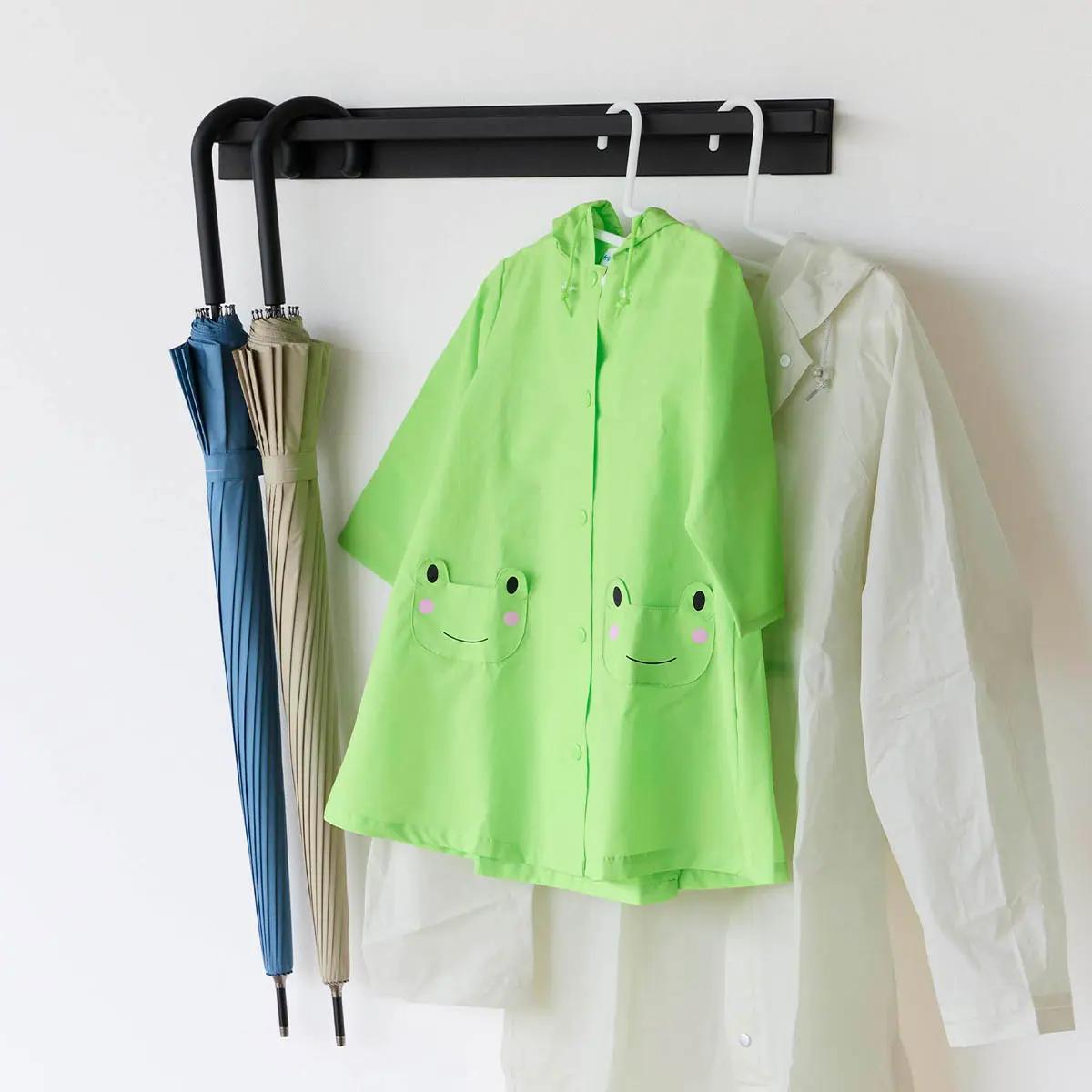 玄関の小物を山崎実業 「壁付けハンガーバー タワー」でまとめた様子