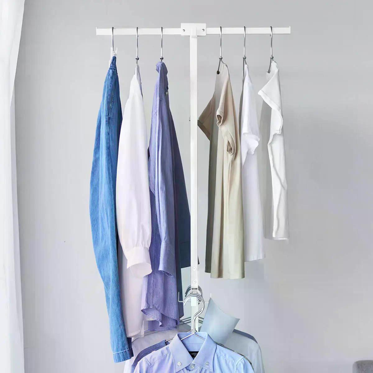 山崎実業「折り畳み室内物干し タワー スリム」に服を干し横から見た様子