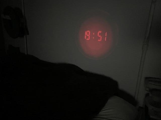 ニトリのプロジェクター時計が優秀。壁に時刻を映せて快眠が加速