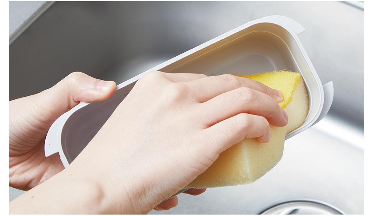 スケーターの「ラク洗２段ランチボックス」を洗っているところ