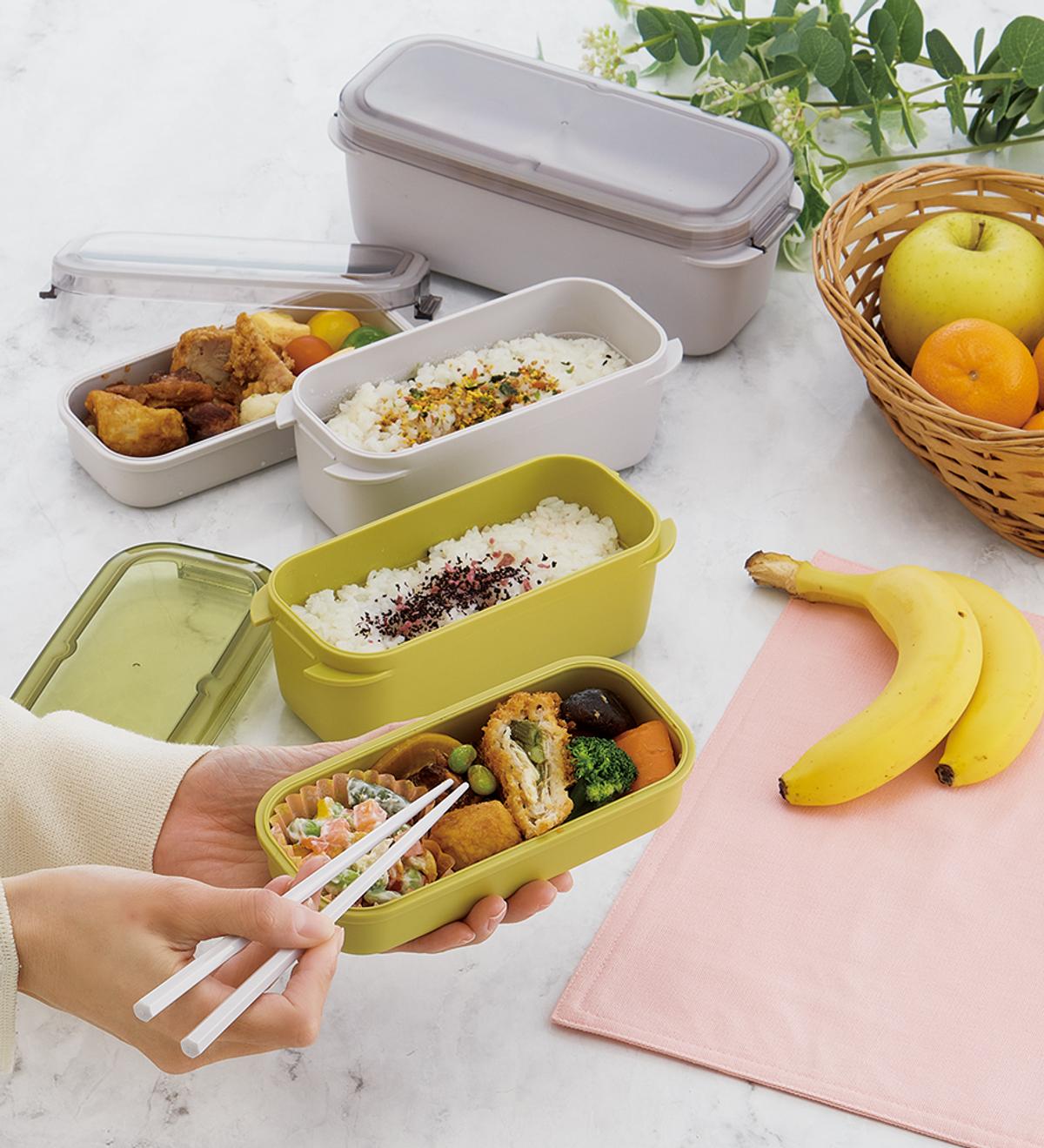 スケーターの「ラク洗２段ランチボックス」におかずを詰めているところ