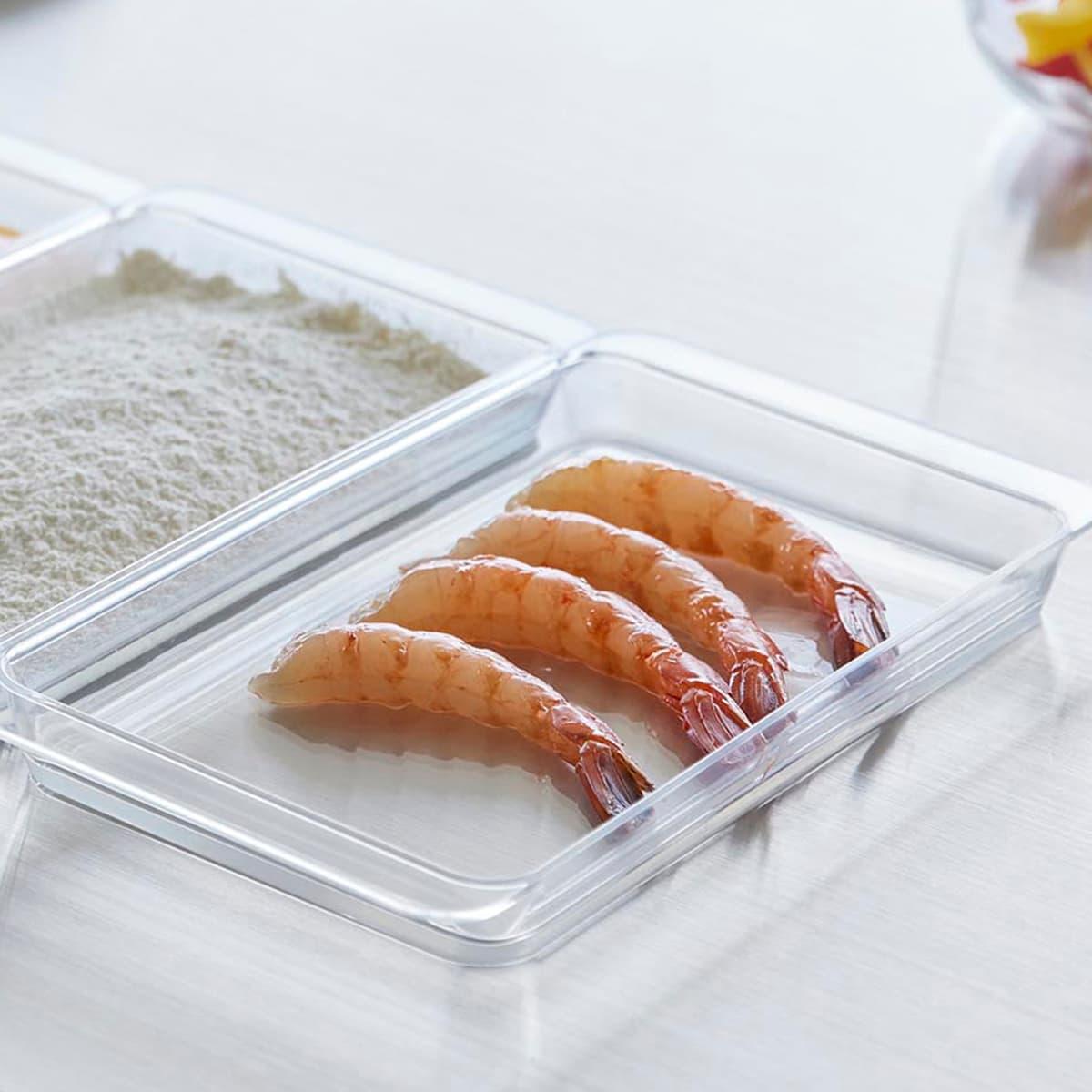 山崎実業の「電子レンジ対応連結できる洗いやすい下ごしらえ調理トレー タワー 浅型 2個組」にエビをのせたところ