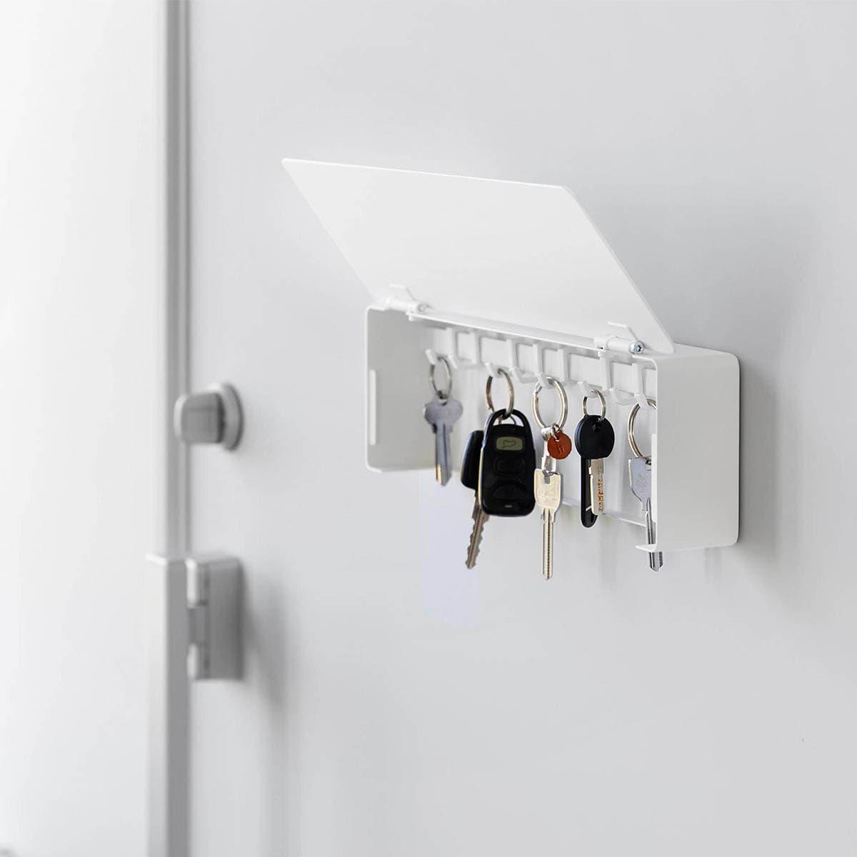 山崎実業の「マグネットキーフック タワー ロング」の扉を開けているところ