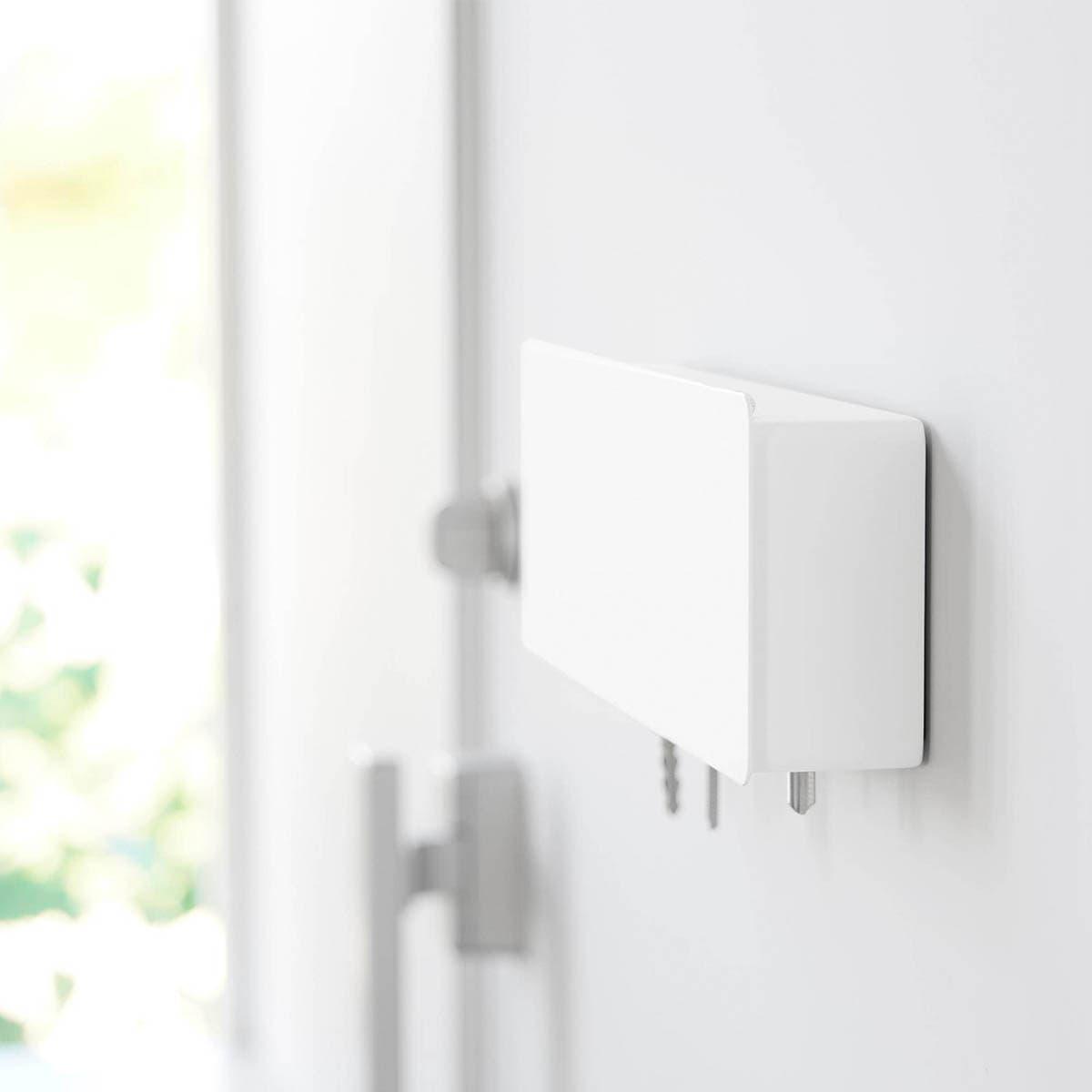 山崎実業の「マグネットキーフック タワー ロング」の扉を閉じているところ