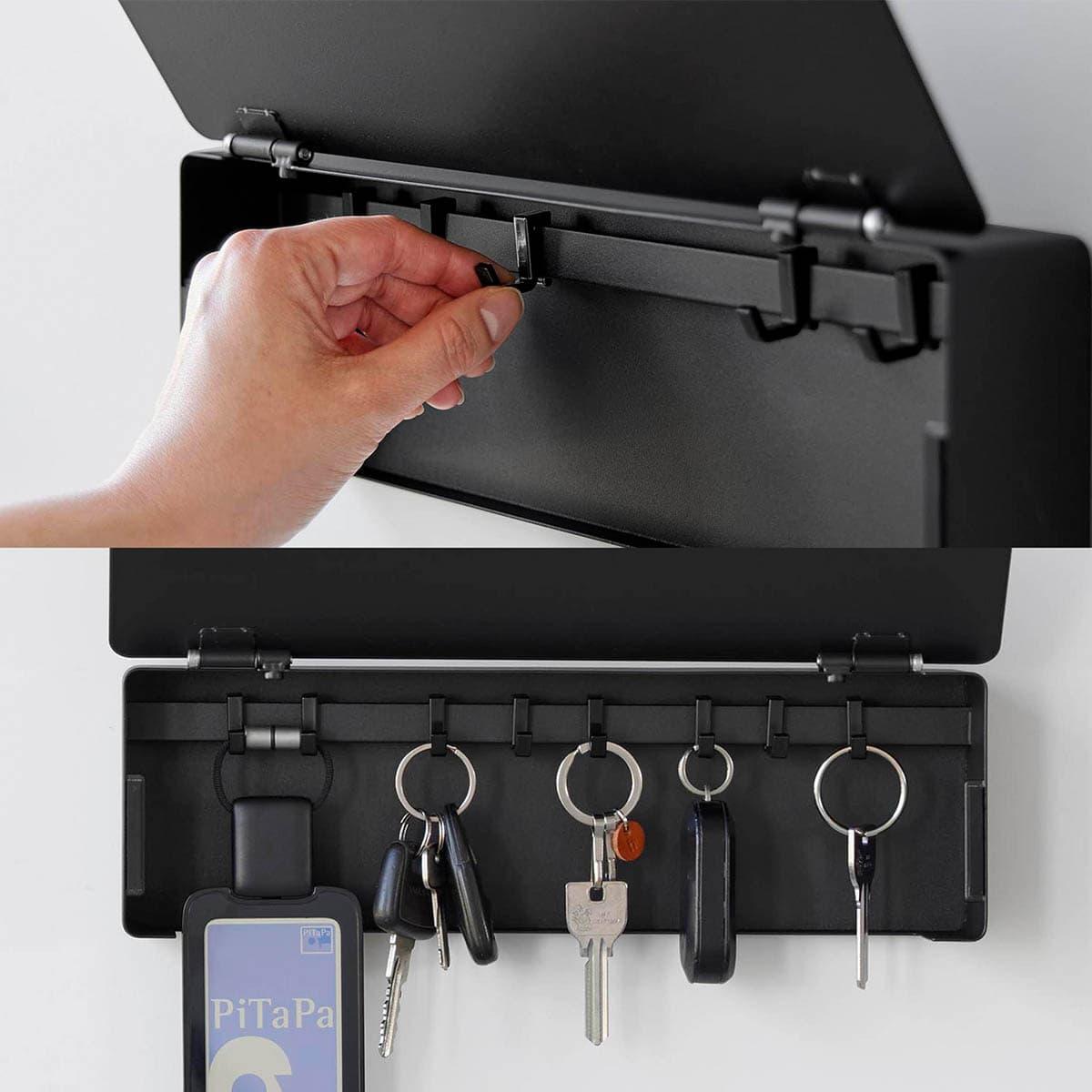 山崎実業の「マグネットキーフック タワー ロング」にフックを取り付けているところ