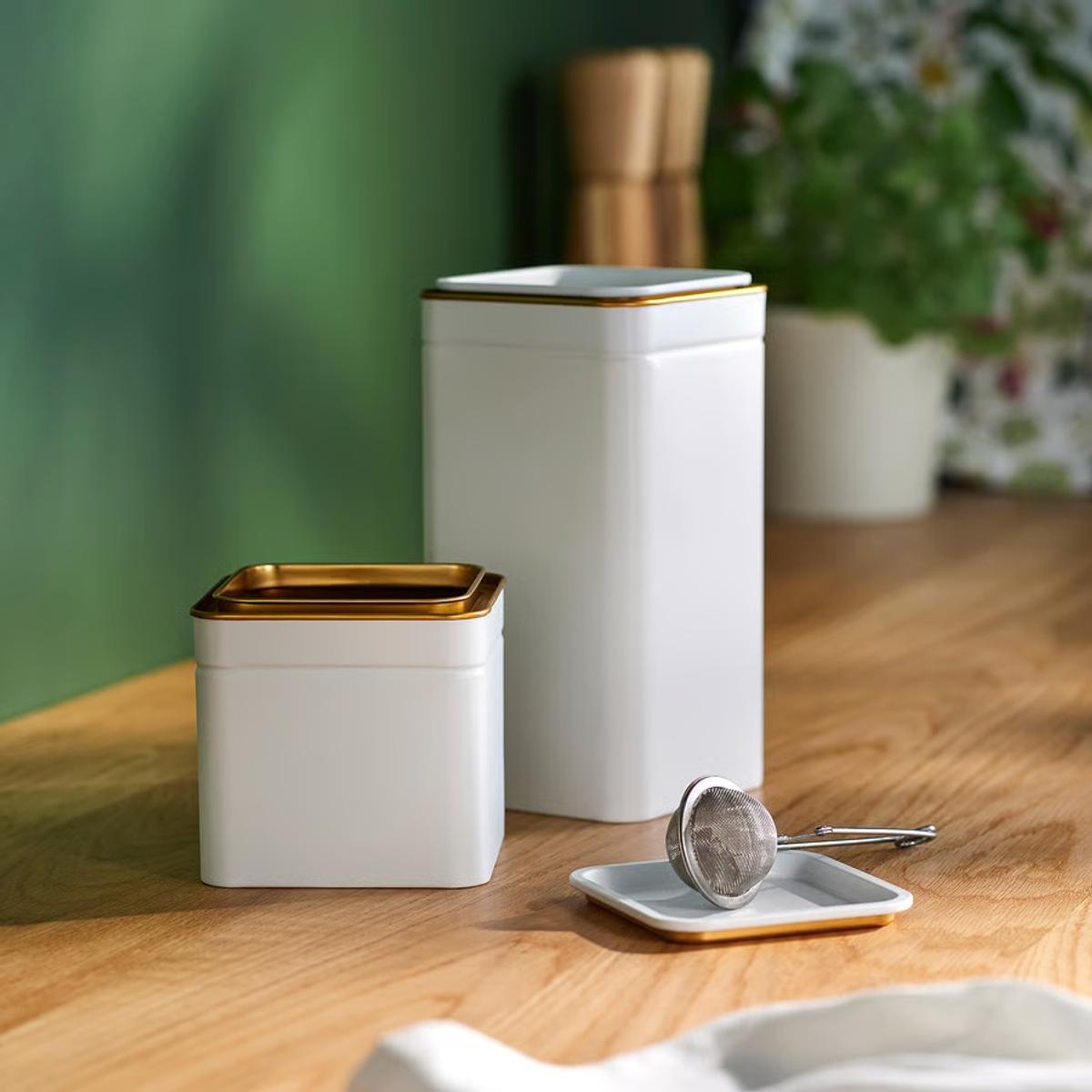 テーブルに置かれた缶