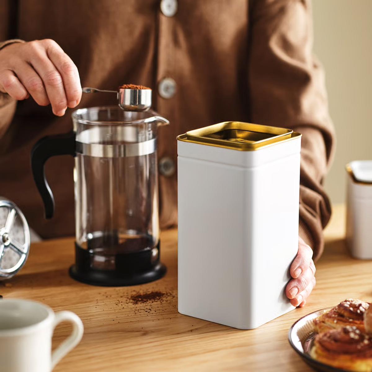 コーヒー粉が入った缶