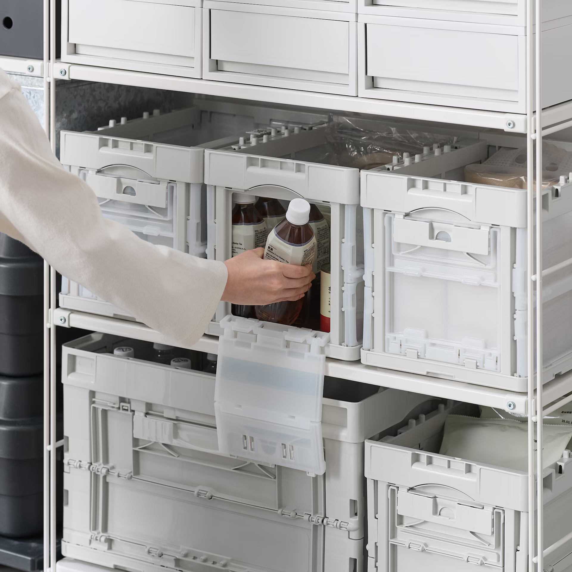 コンテナの窓からペットボトルを取り出す様子