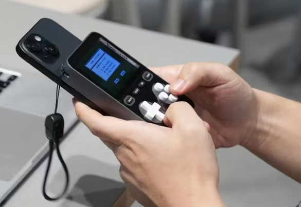 ネット不要で遊べる300種のゲームを搭載。遊び心たっぷりのモバイル