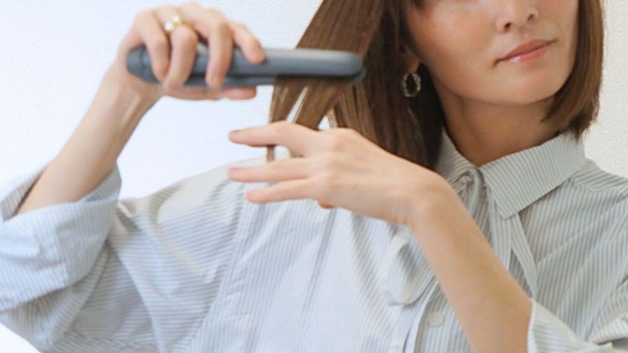 前髪ととのえ、スマホも満たす。「モバ充になるヘアアイロン」で荷物
