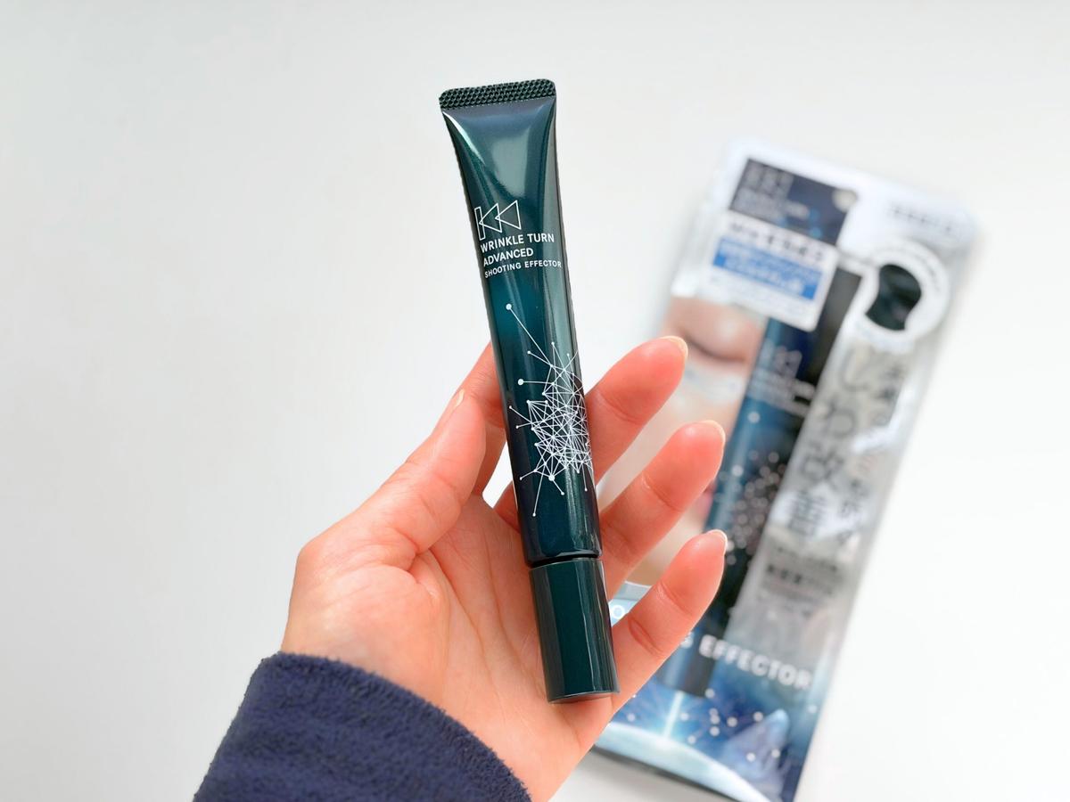 期待感をふくらませてリンクルターン アドバンスト「薬用シューティングエフェクター」を手に持つ様子